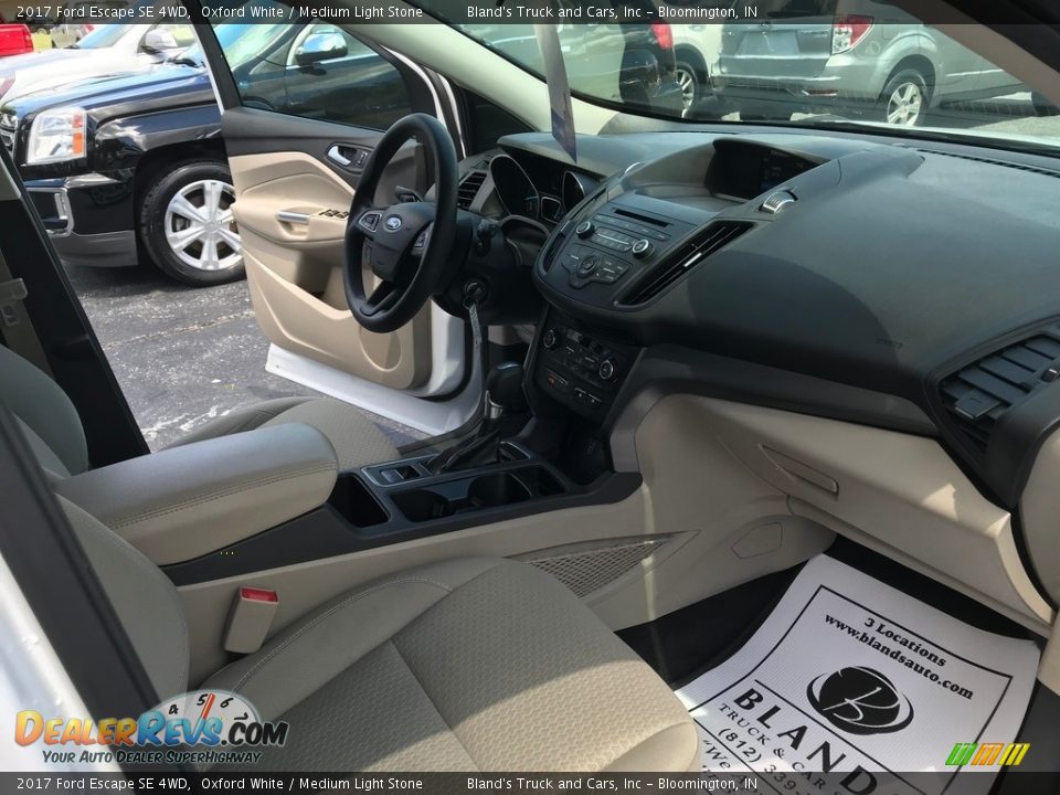 2017 Ford Escape SE 4WD Oxford White / Medium Light Stone Photo #36