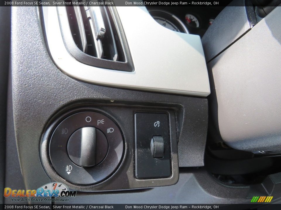 2008 Ford Focus SE Sedan Silver Frost Metallic / Charcoal Black Photo #17