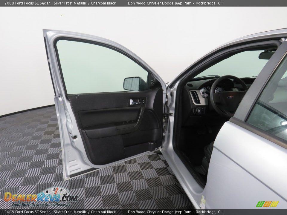 2008 Ford Focus SE Sedan Silver Frost Metallic / Charcoal Black Photo #23