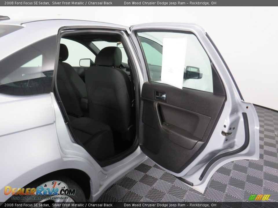 2008 Ford Focus SE Sedan Silver Frost Metallic / Charcoal Black Photo #30