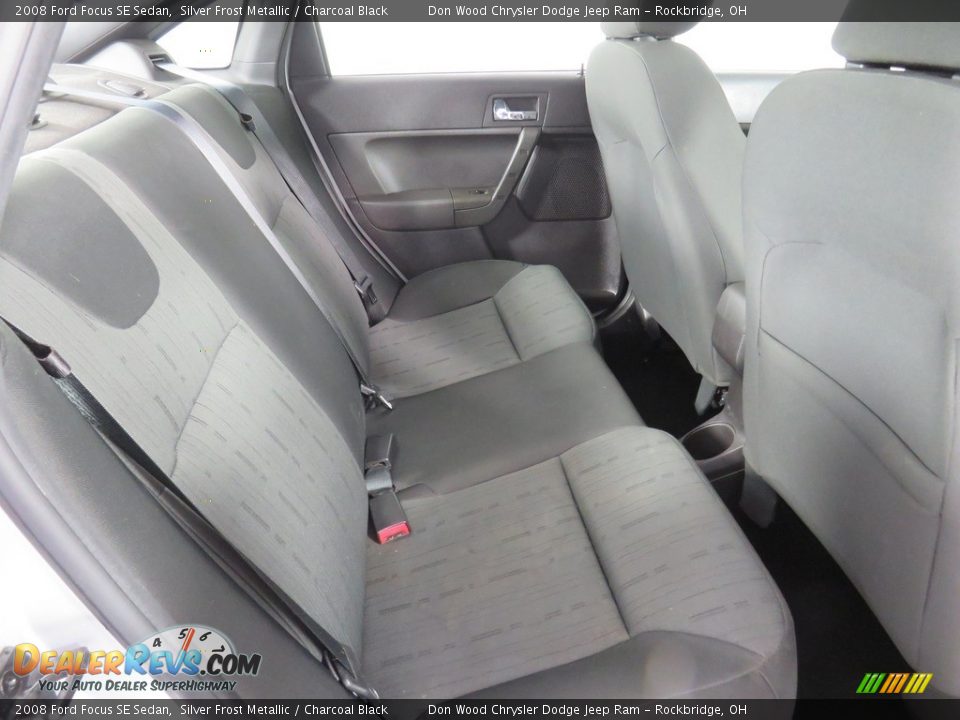 2008 Ford Focus SE Sedan Silver Frost Metallic / Charcoal Black Photo #31