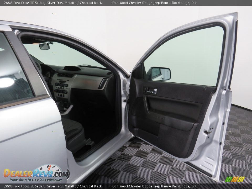 2008 Ford Focus SE Sedan Silver Frost Metallic / Charcoal Black Photo #32