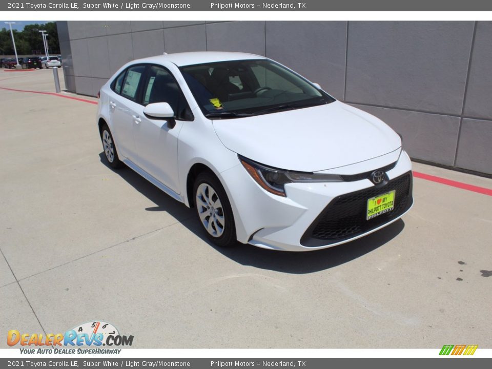 Front 3/4 View of 2021 Toyota Corolla LE Photo #2