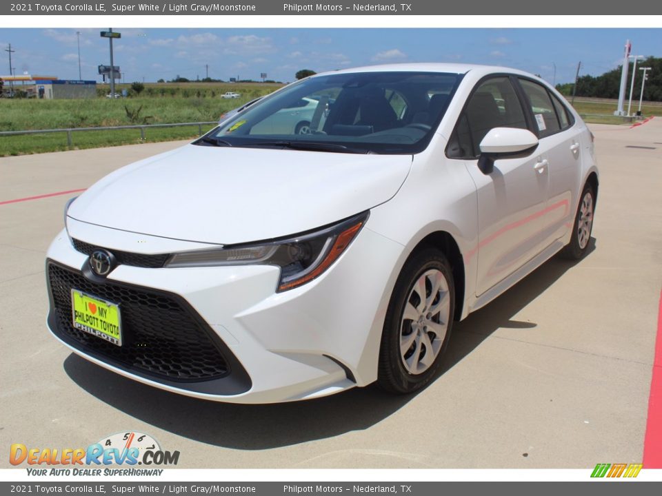 Front 3/4 View of 2021 Toyota Corolla LE Photo #4