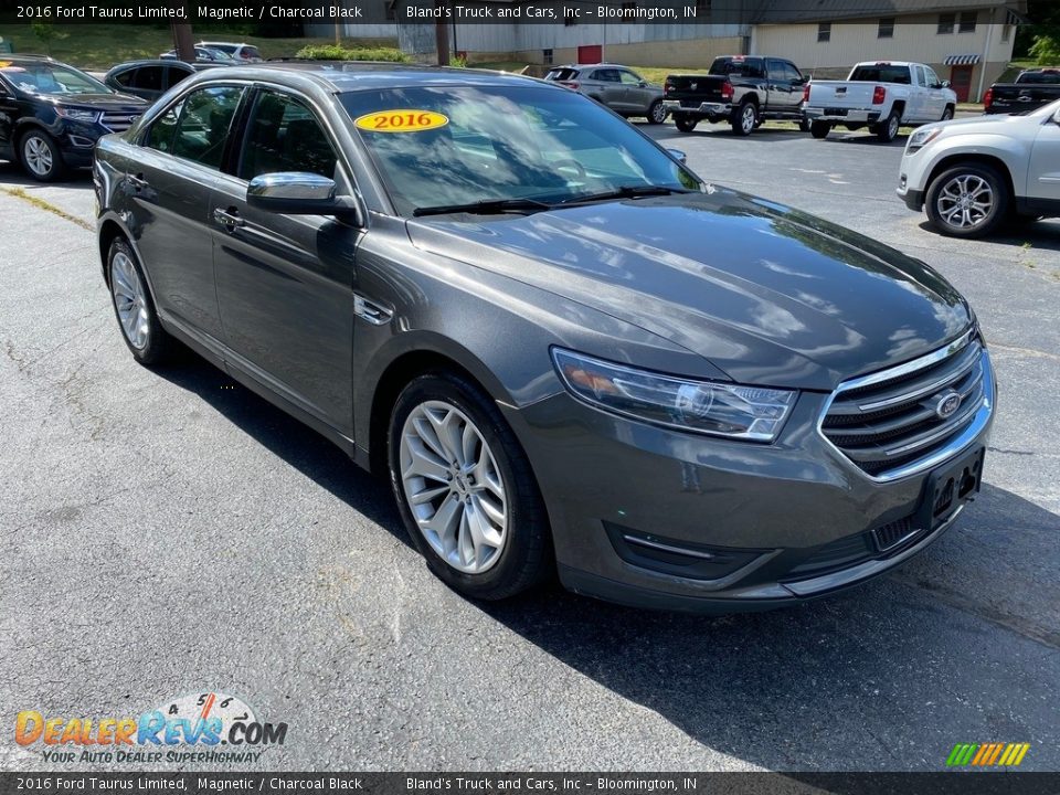 Front 3/4 View of 2016 Ford Taurus Limited Photo #4