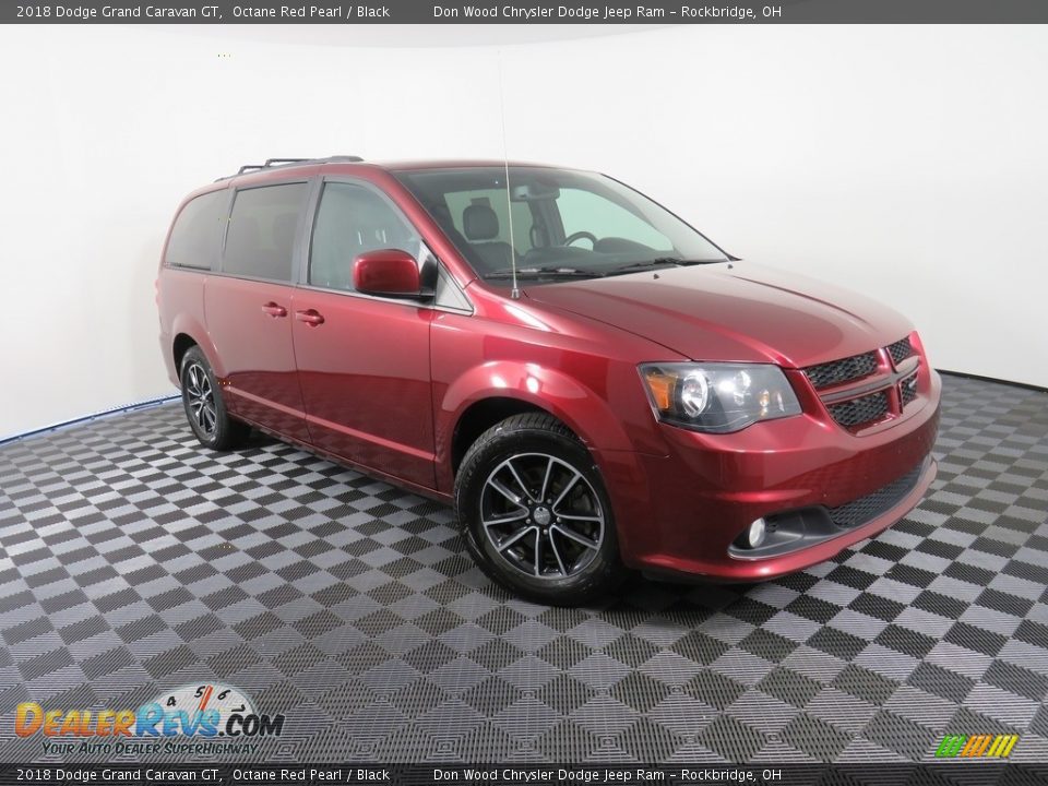 Front 3/4 View of 2018 Dodge Grand Caravan GT Photo #3