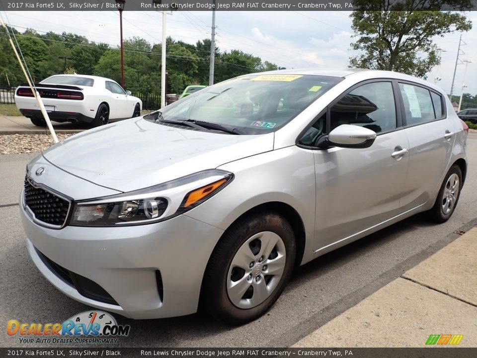 Front 3/4 View of 2017 Kia Forte5 LX Photo #7