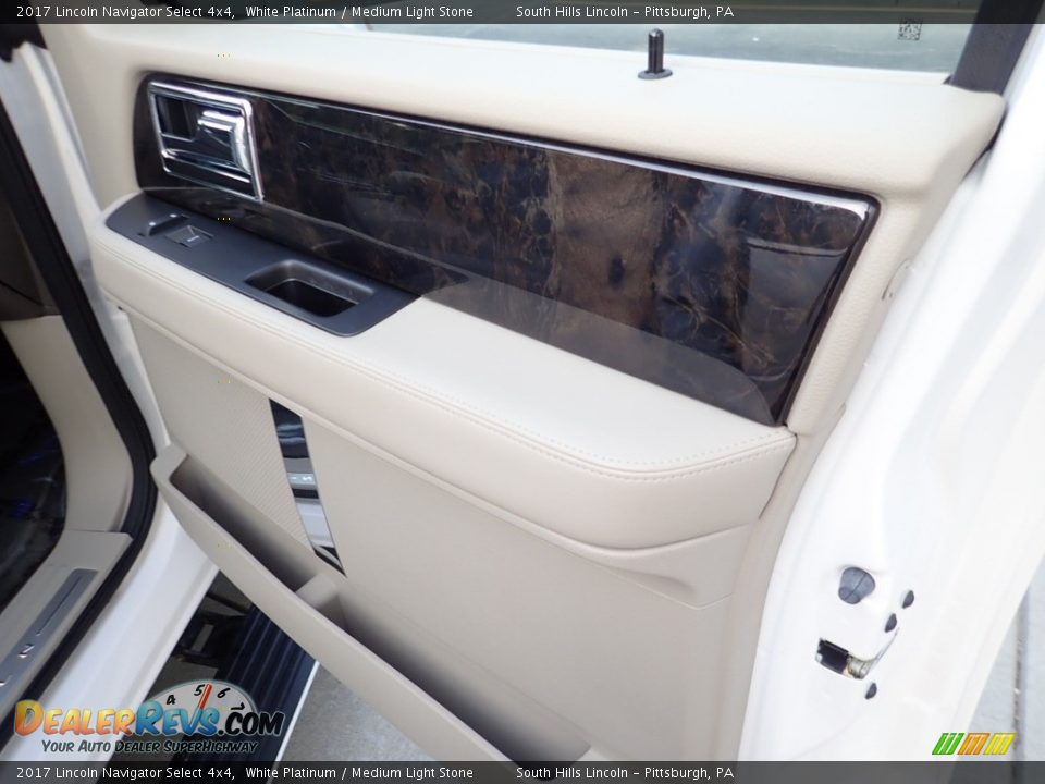 Door Panel of 2017 Lincoln Navigator Select 4x4 Photo #13