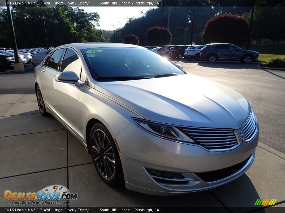 Front 3/4 View of 2016 Lincoln MKZ 3.7 AWD Photo #7