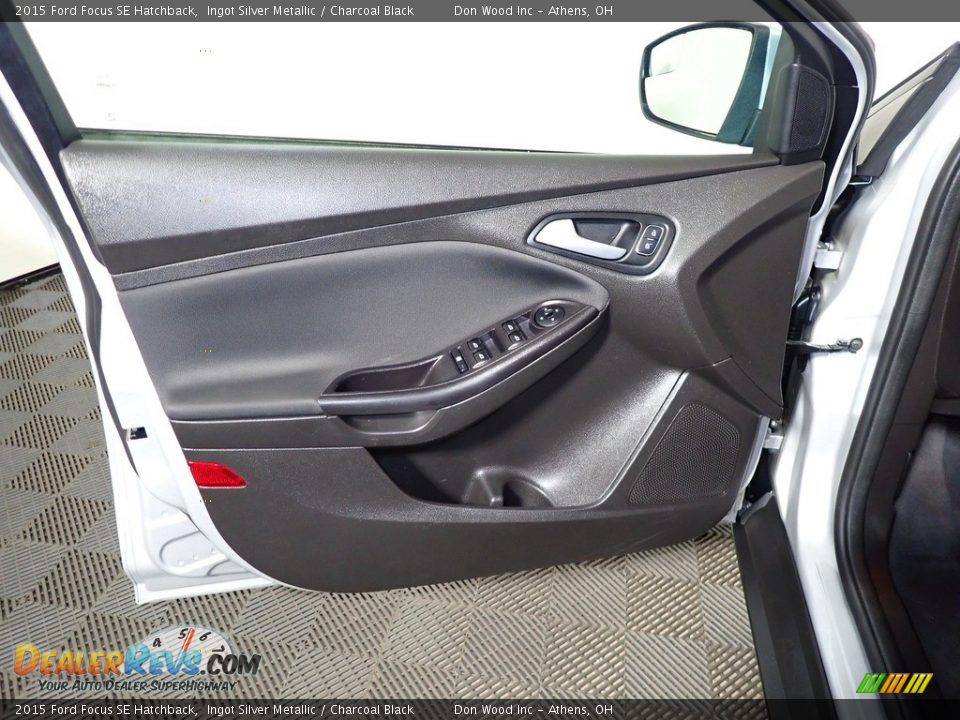 2015 Ford Focus SE Hatchback Ingot Silver Metallic / Charcoal Black Photo #17