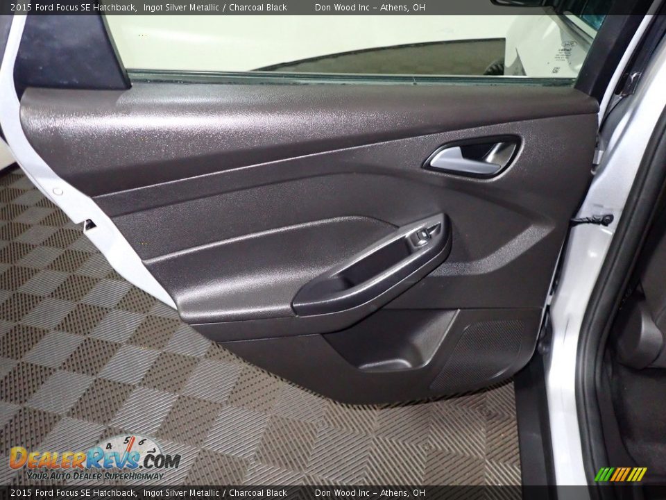 2015 Ford Focus SE Hatchback Ingot Silver Metallic / Charcoal Black Photo #20