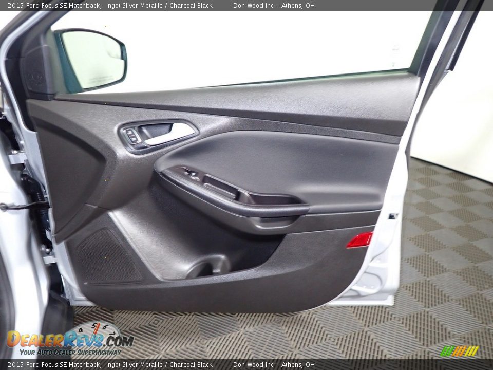 2015 Ford Focus SE Hatchback Ingot Silver Metallic / Charcoal Black Photo #24