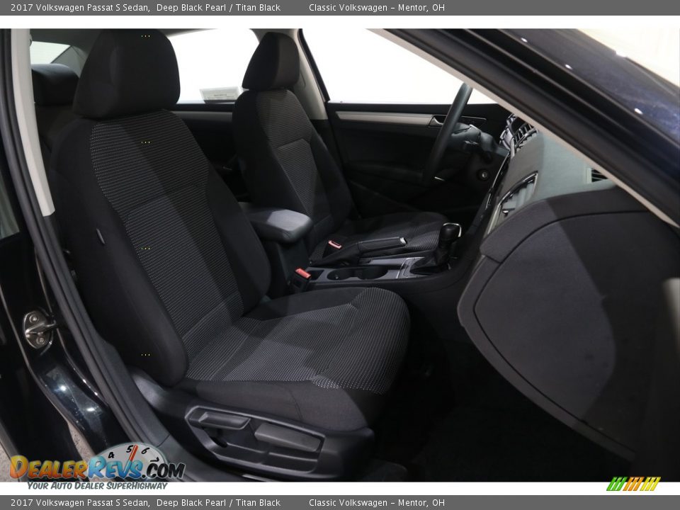 2017 Volkswagen Passat S Sedan Deep Black Pearl / Titan Black Photo #16