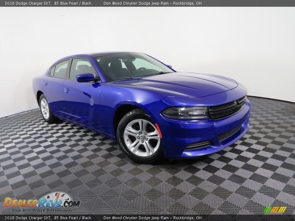 Front 3/4 View of 2018 Dodge Charger SXT Photo #3