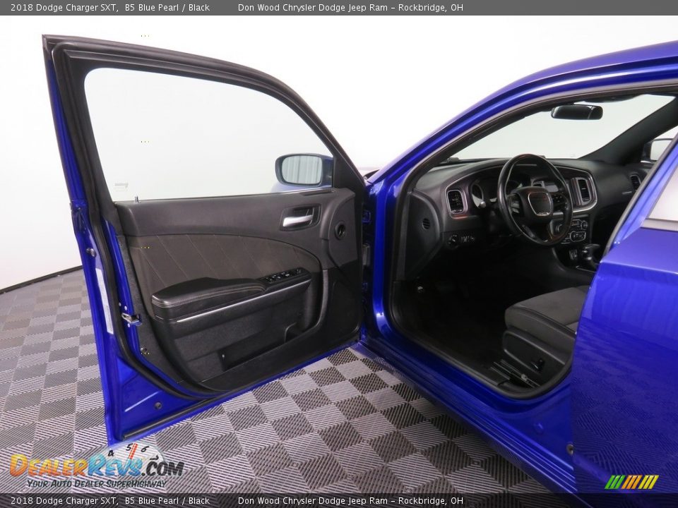 2018 Dodge Charger SXT B5 Blue Pearl / Black Photo #17