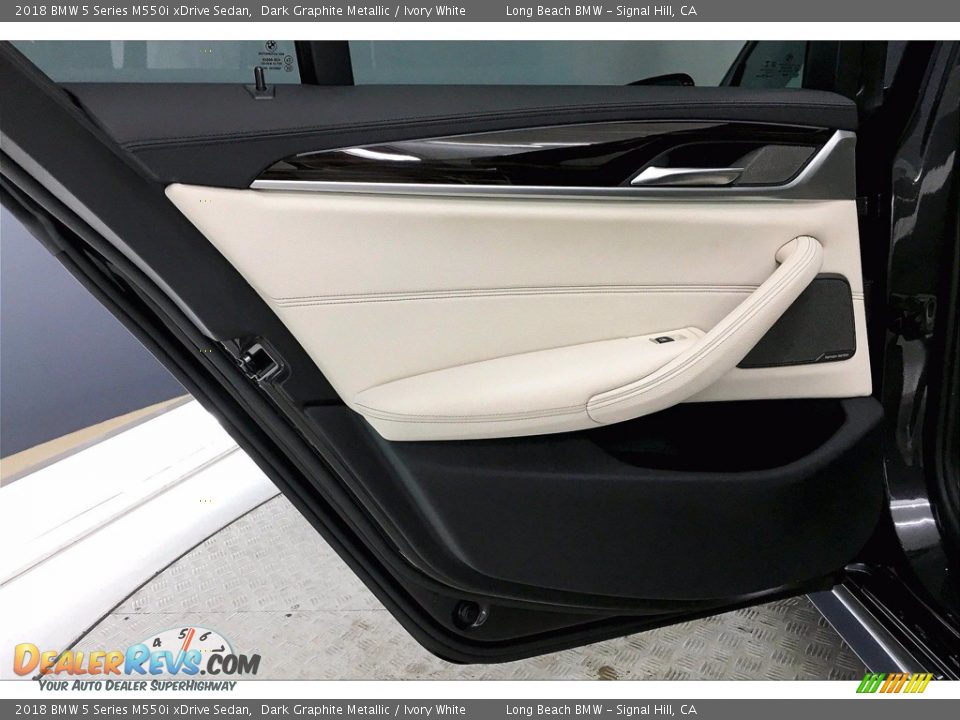 2018 BMW 5 Series M550i xDrive Sedan Dark Graphite Metallic / Ivory White Photo #25