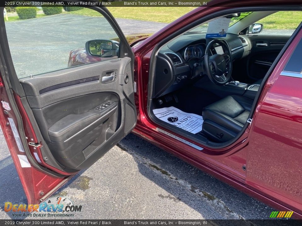 2019 Chrysler 300 Limited AWD Velvet Red Pearl / Black Photo #11