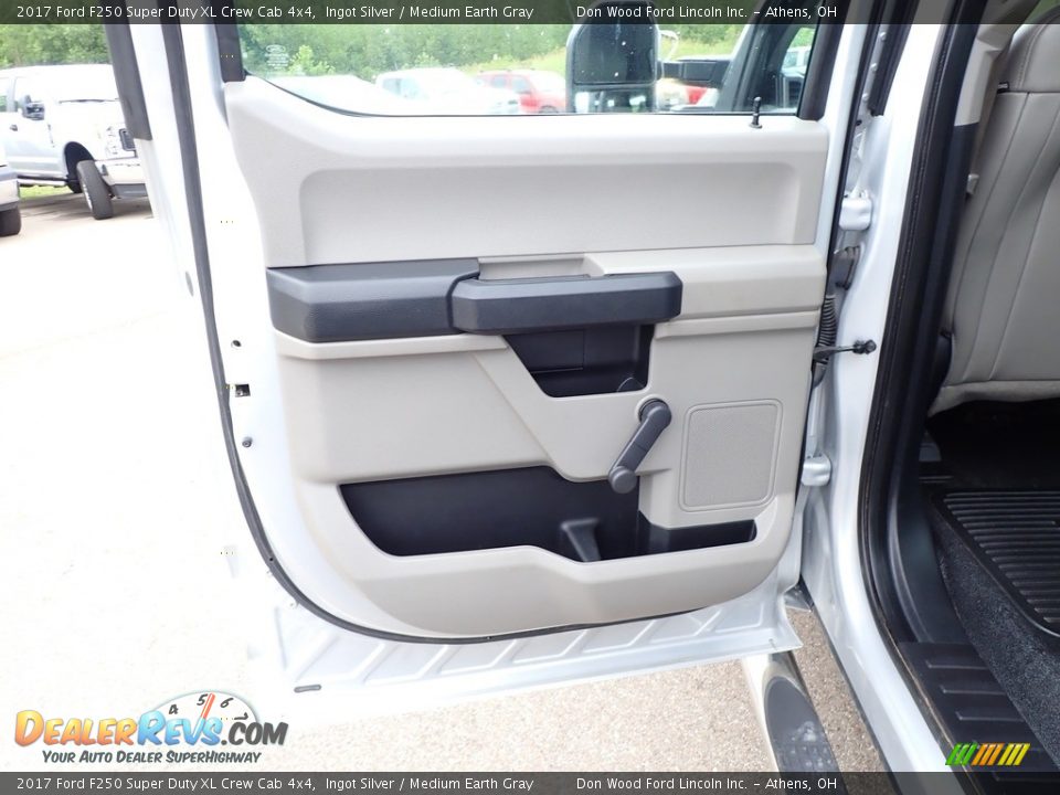 2017 Ford F250 Super Duty XL Crew Cab 4x4 Ingot Silver / Medium Earth Gray Photo #17