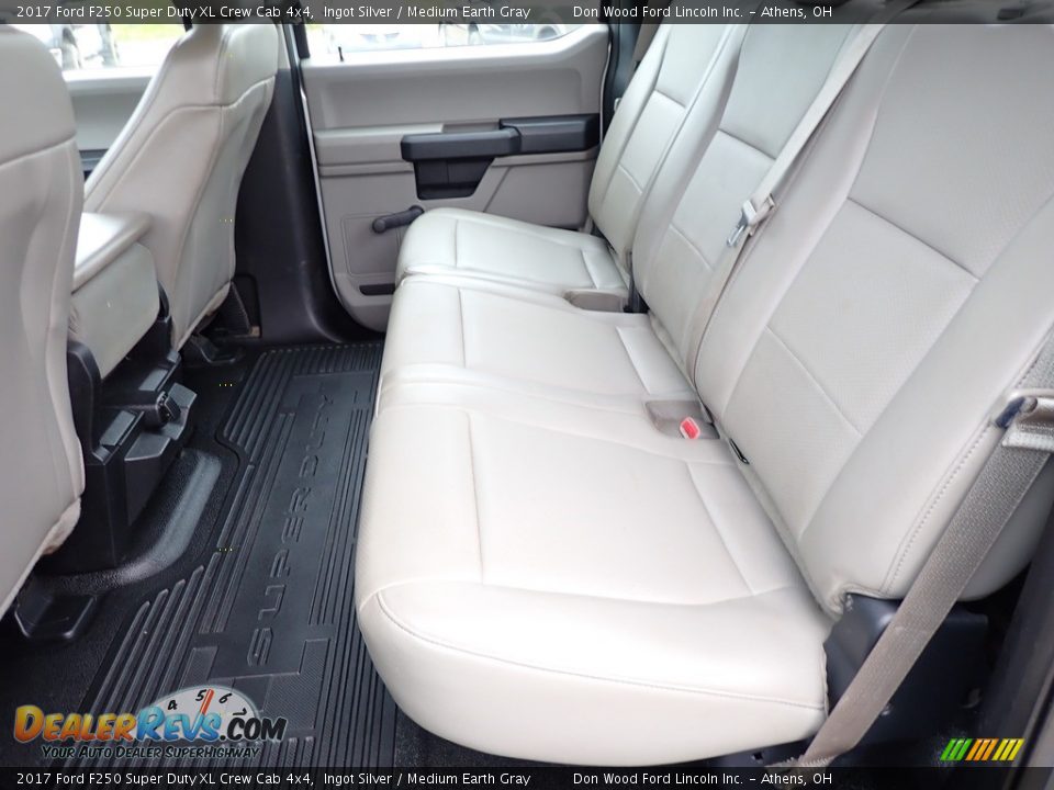 2017 Ford F250 Super Duty XL Crew Cab 4x4 Ingot Silver / Medium Earth Gray Photo #18