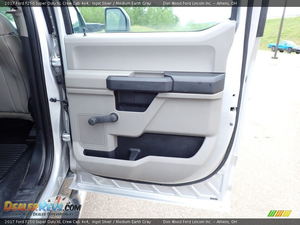 2017 Ford F250 Super Duty XL Crew Cab 4x4 Ingot Silver / Medium Earth Gray Photo #19