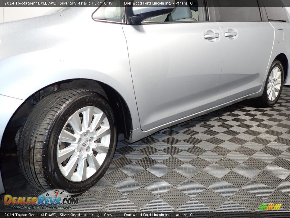 2014 Toyota Sienna XLE AWD Silver Sky Metallic / Light Gray Photo #8
