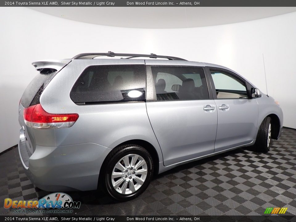 2014 Toyota Sienna XLE AWD Silver Sky Metallic / Light Gray Photo #16