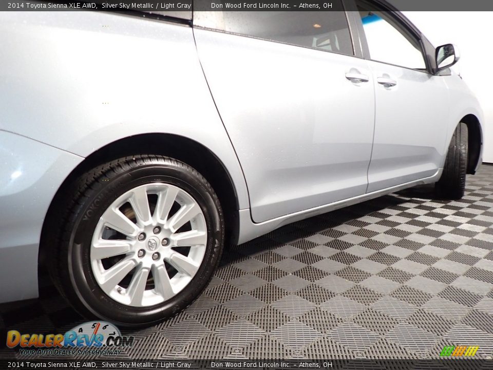 2014 Toyota Sienna XLE AWD Silver Sky Metallic / Light Gray Photo #17