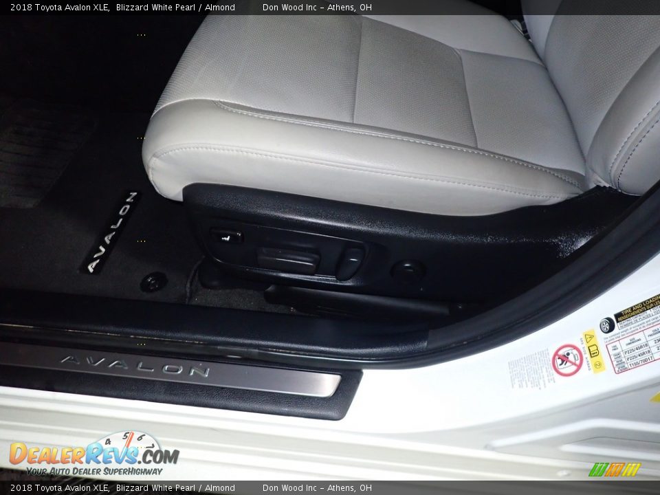 2018 Toyota Avalon XLE Blizzard White Pearl / Almond Photo #17