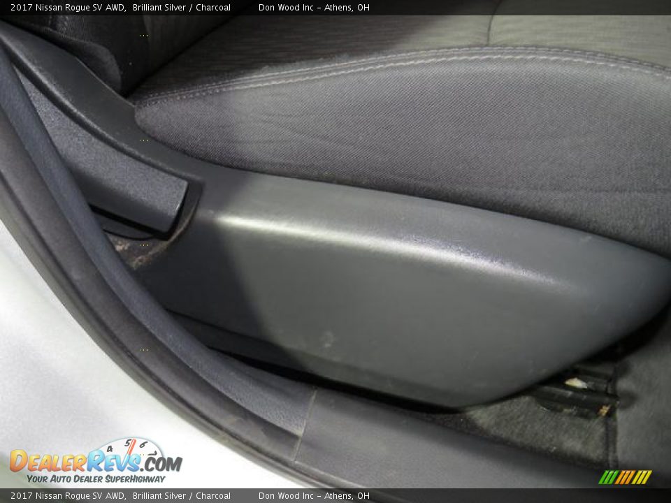 2017 Nissan Rogue SV AWD Brilliant Silver / Charcoal Photo #27