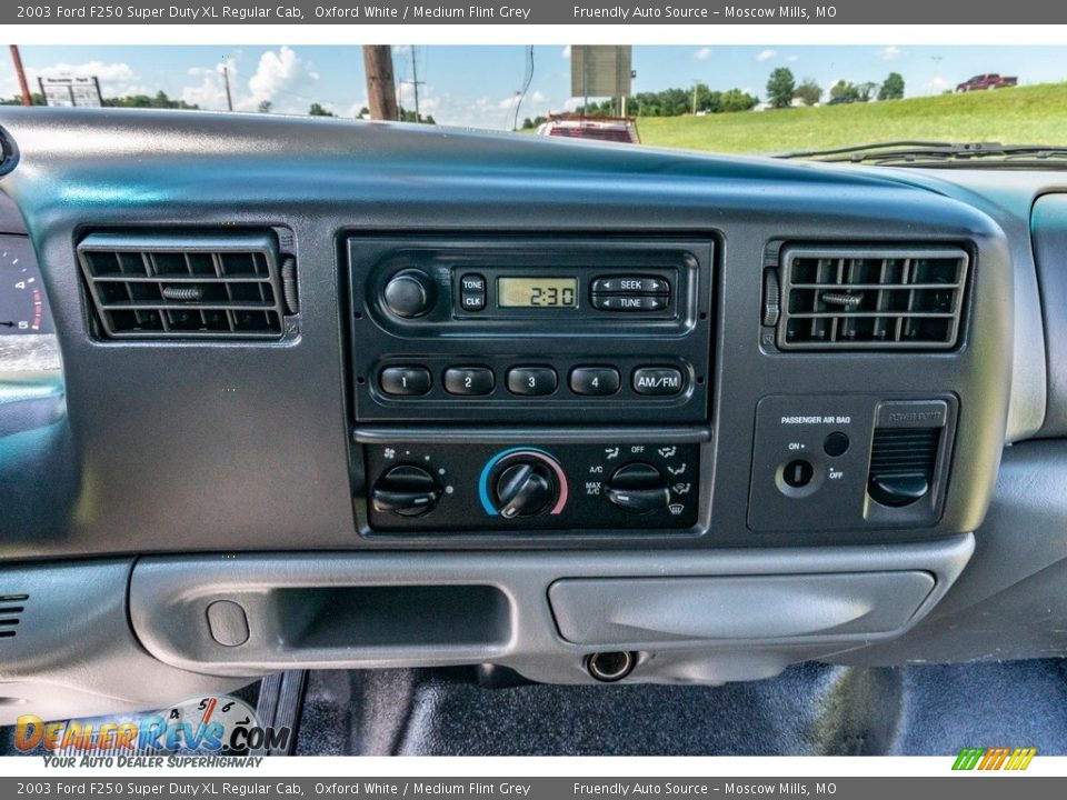 Controls of 2003 Ford F250 Super Duty XL Regular Cab Photo #30