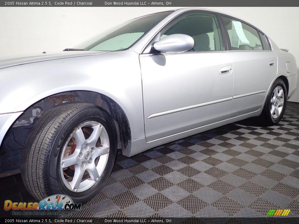 2005 Nissan Altima 2.5 S Code Red / Charcoal Photo #8