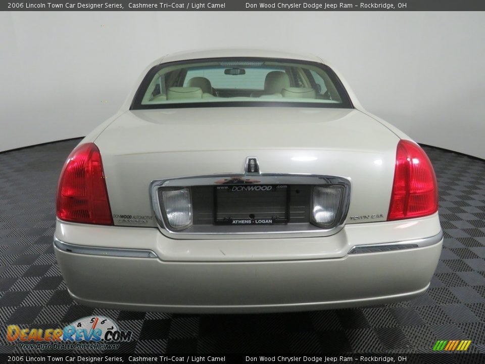 2006 Lincoln Town Car Designer Series Cashmere Tri-Coat / Light Camel Photo #14