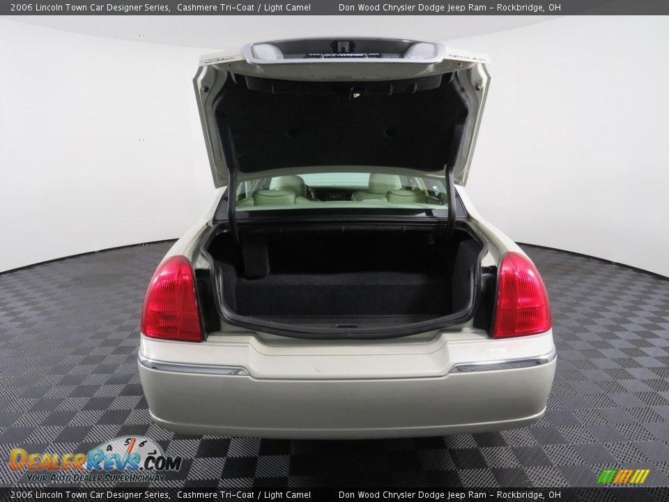 2006 Lincoln Town Car Designer Series Cashmere Tri-Coat / Light Camel Photo #15