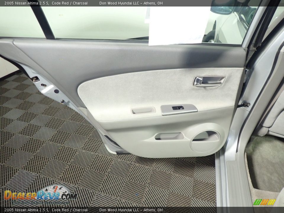 2005 Nissan Altima 2.5 S Code Red / Charcoal Photo #19