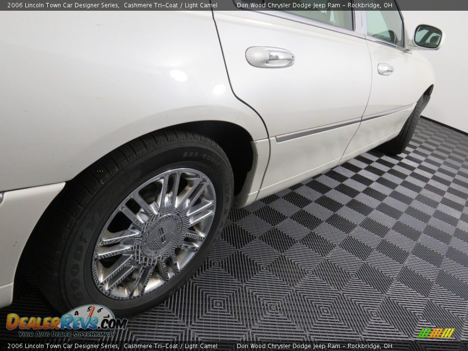 2006 Lincoln Town Car Designer Series Cashmere Tri-Coat / Light Camel Photo #19