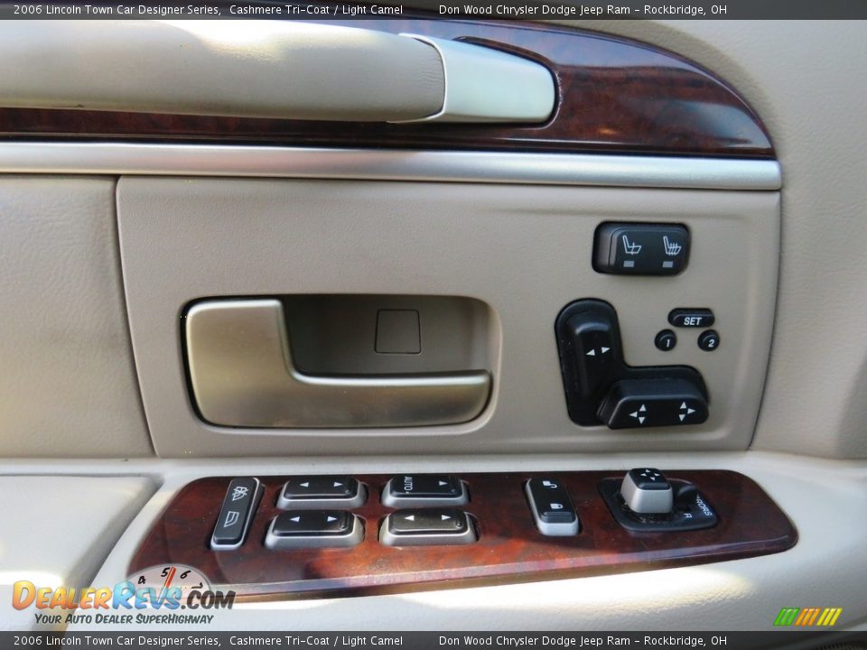 2006 Lincoln Town Car Designer Series Cashmere Tri-Coat / Light Camel Photo #21