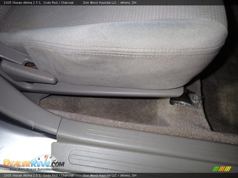 2005 Nissan Altima 2.5 S Code Red / Charcoal Photo #25