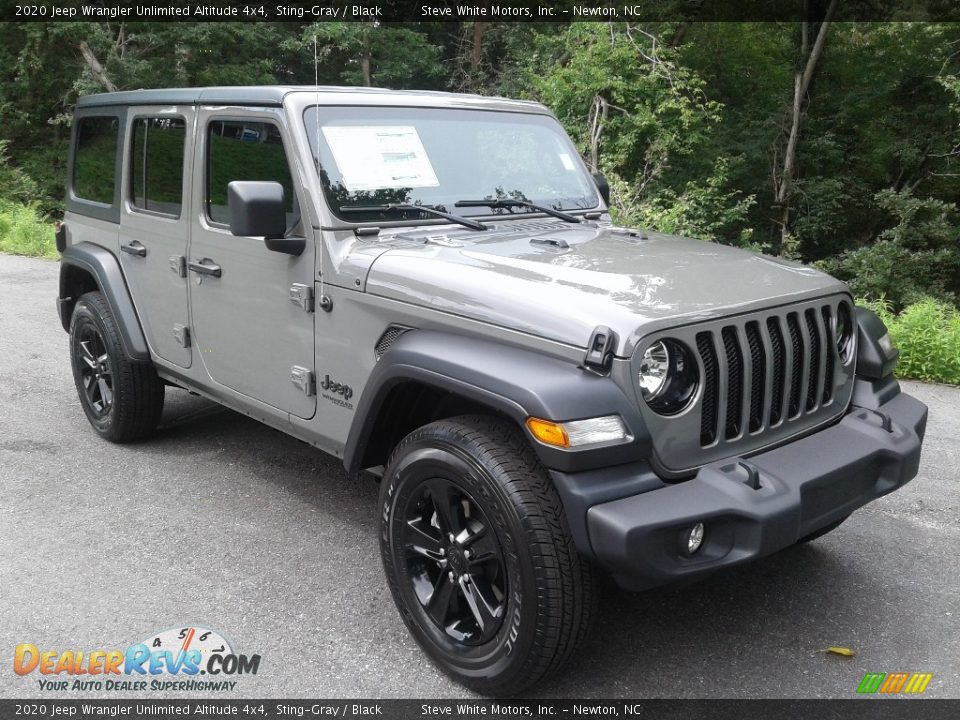 Front 3/4 View of 2020 Jeep Wrangler Unlimited Altitude 4x4 Photo #4