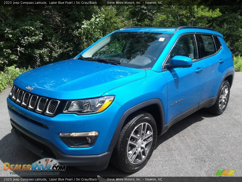 Front 3/4 View of 2020 Jeep Compass Latitude Photo #2