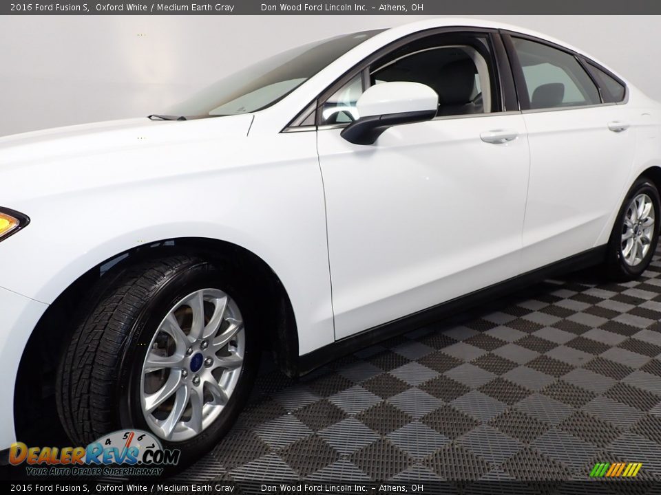 2016 Ford Fusion S Oxford White / Medium Earth Gray Photo #8