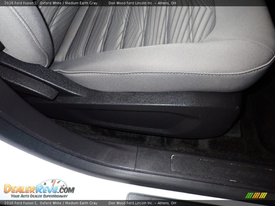 2016 Ford Fusion S Oxford White / Medium Earth Gray Photo #24