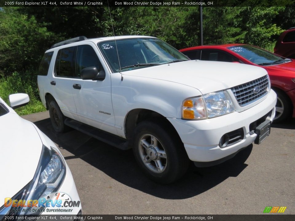 2005 Ford Explorer XLT 4x4 Oxford White / Graphite Photo #2