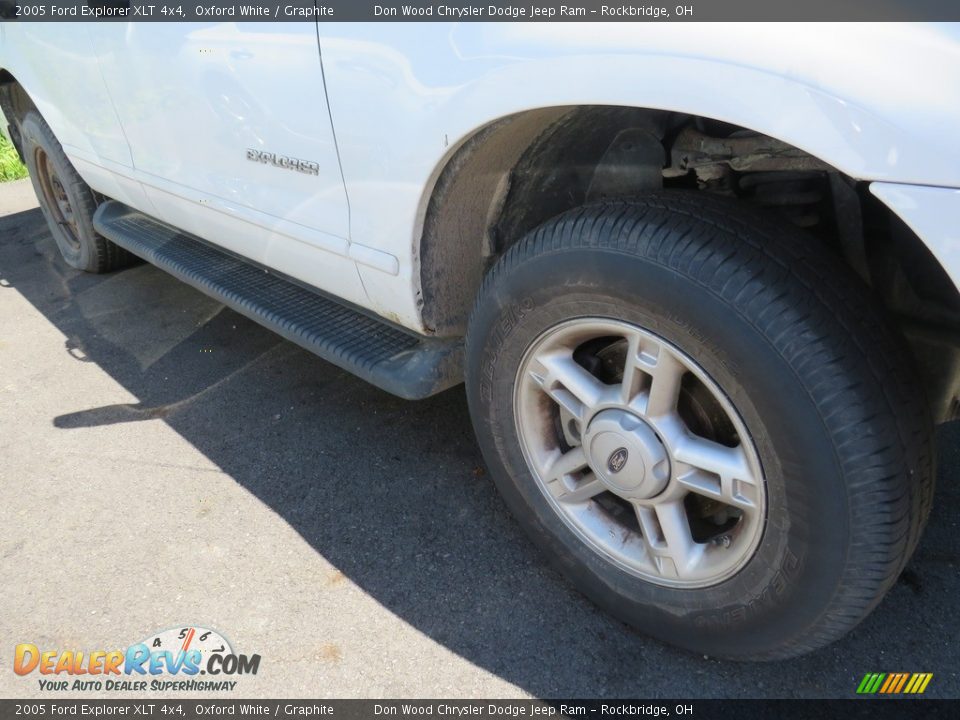 2005 Ford Explorer XLT 4x4 Oxford White / Graphite Photo #3