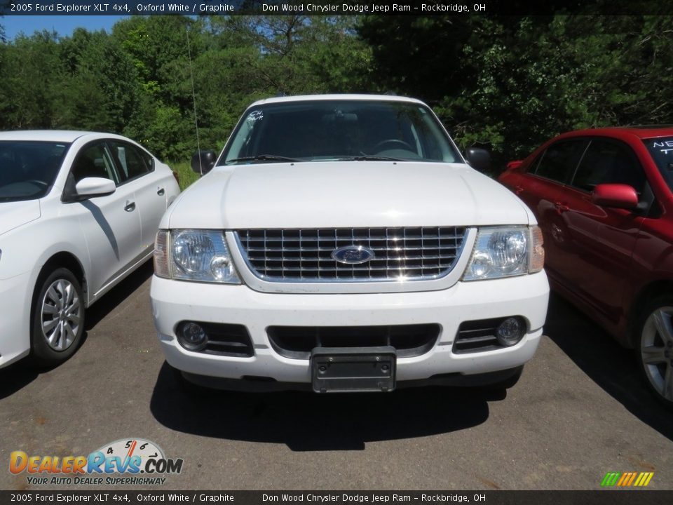 2005 Ford Explorer XLT 4x4 Oxford White / Graphite Photo #4