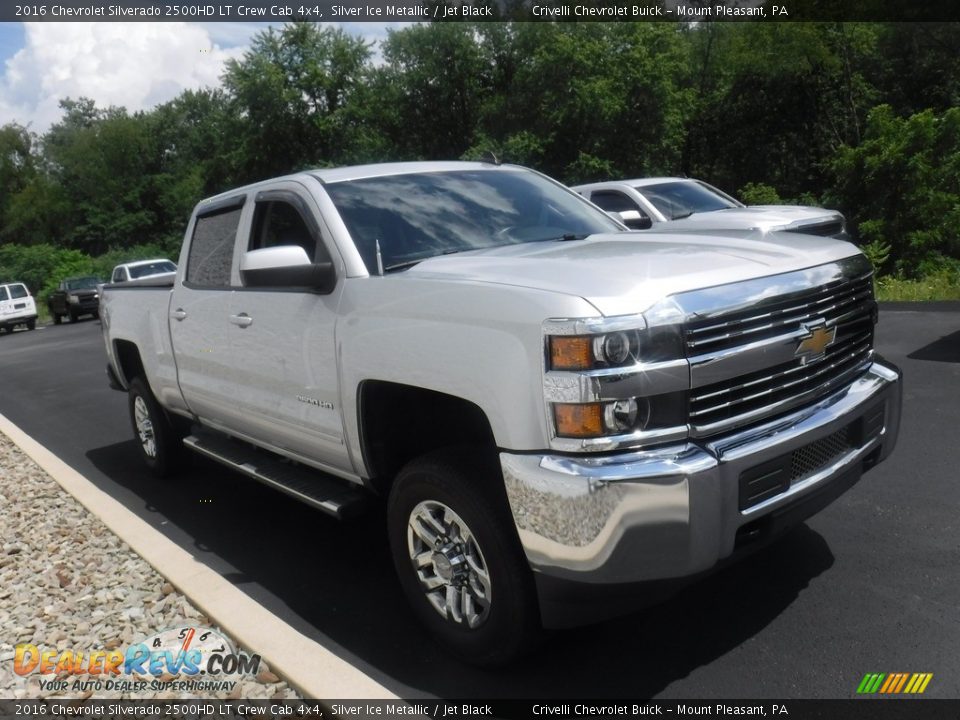 Front 3/4 View of 2016 Chevrolet Silverado 2500HD LT Crew Cab 4x4 Photo #8