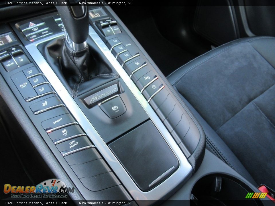 Controls of 2020 Porsche Macan S Photo #19