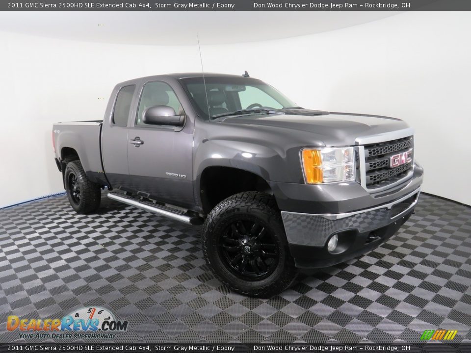 Front 3/4 View of 2011 GMC Sierra 2500HD SLE Extended Cab 4x4 Photo #5