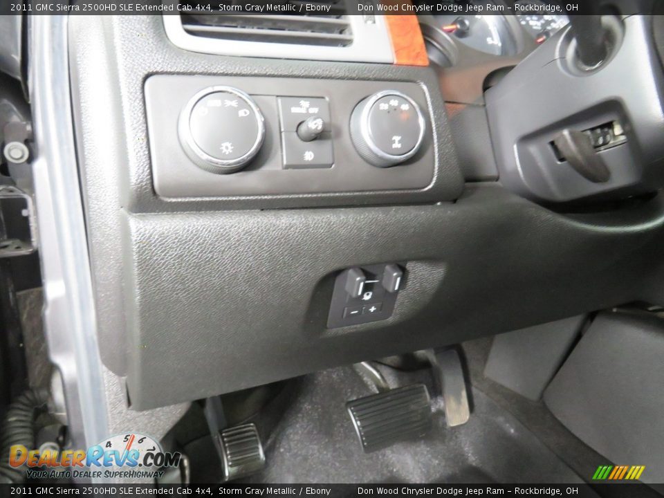 Controls of 2011 GMC Sierra 2500HD SLE Extended Cab 4x4 Photo #22