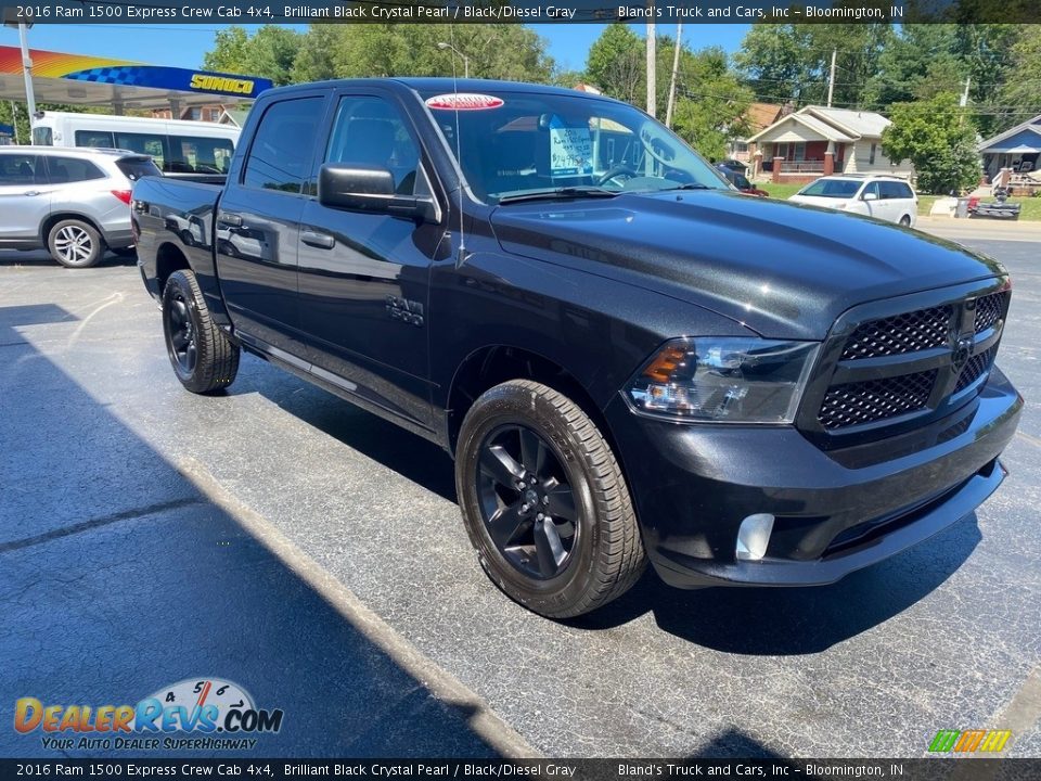 Front 3/4 View of 2016 Ram 1500 Express Crew Cab 4x4 Photo #6