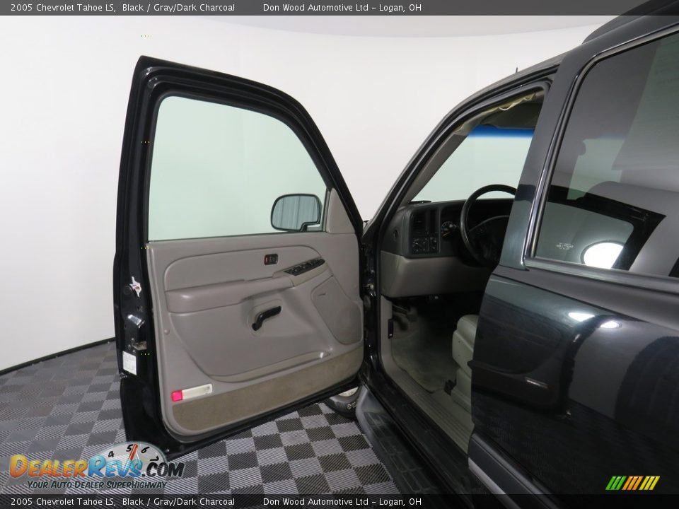 2005 Chevrolet Tahoe LS Black / Gray/Dark Charcoal Photo #33